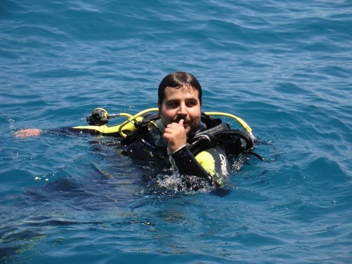 Jesús Roales en superficie con equipo de buceo, pulgar arriba