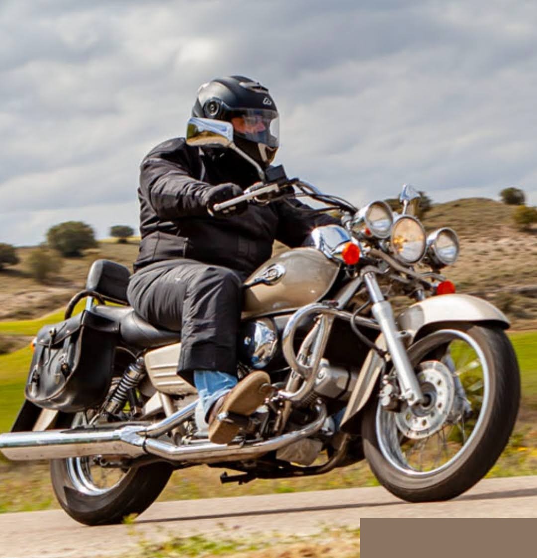 Jesús Roales rodando en su moto cruiser por carretera secundaria