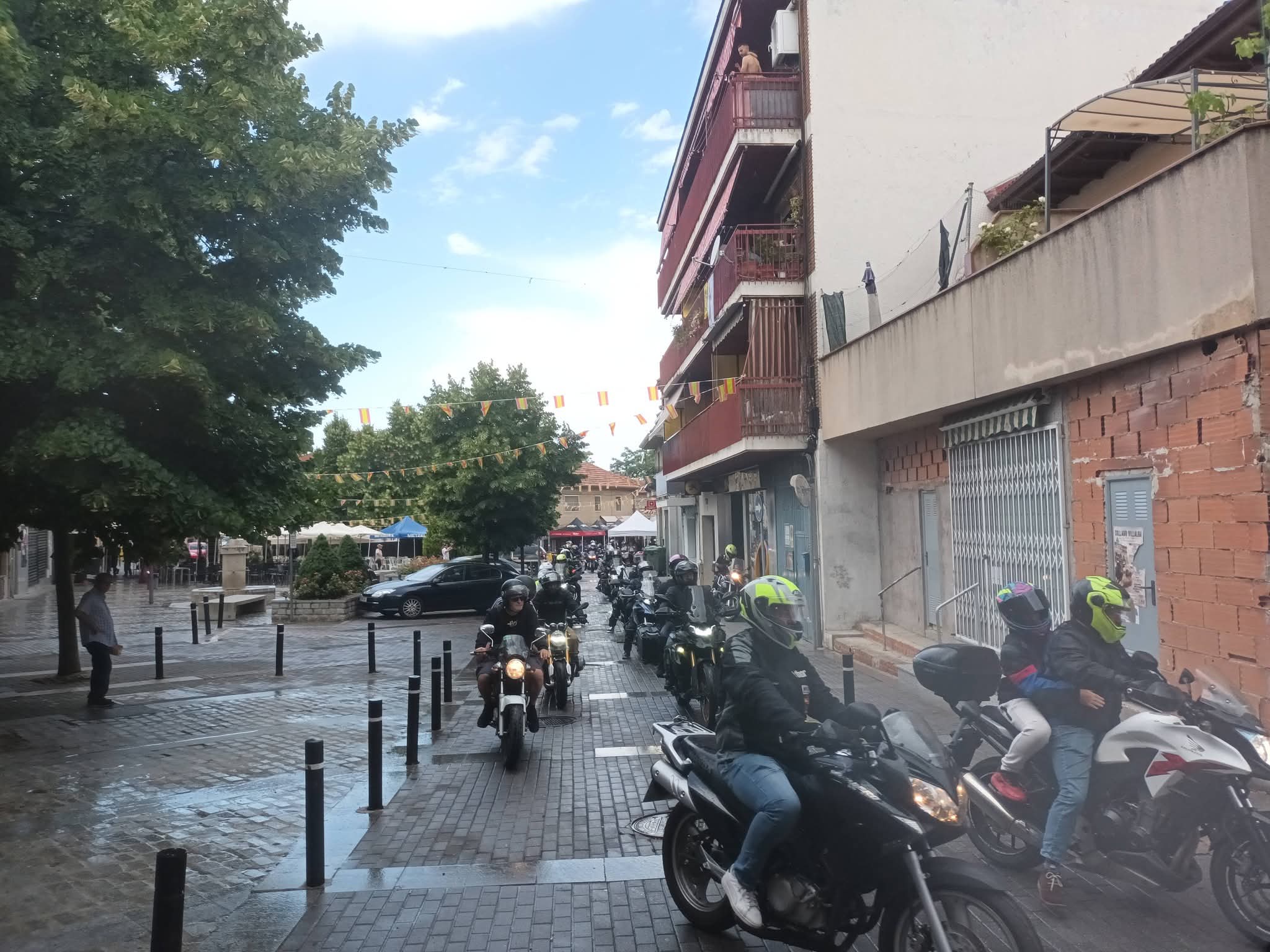 Desfile de motos por calle de Collado Villalba en la concentración de San Antonio de Padua
