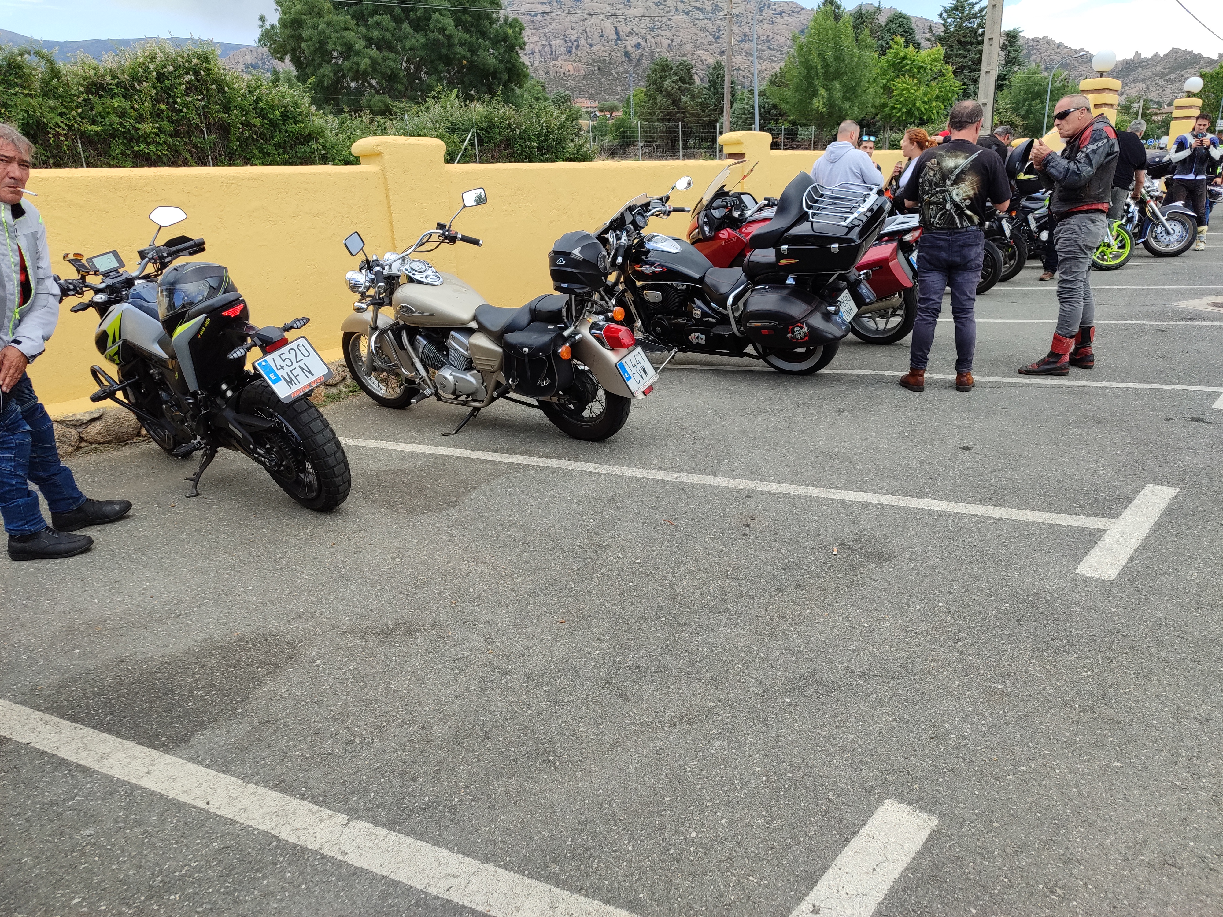 Moteros charlando junto a sus motos en parking durante la concentración de San Antonio de Padua